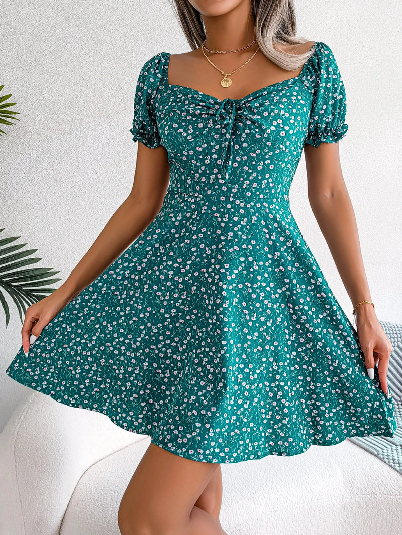 Vestido curto floral com decote em coração e mangas bufantes