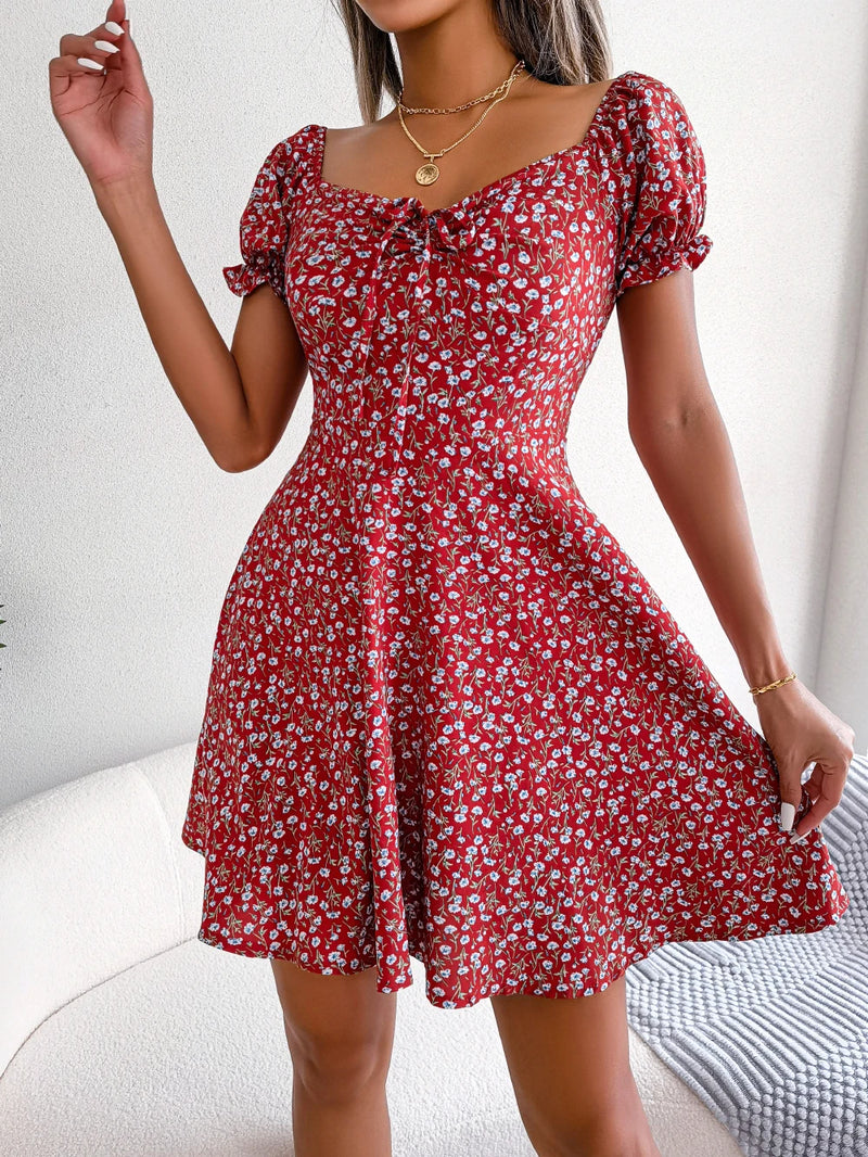 Vestido curto floral com decote em coração e mangas bufantes