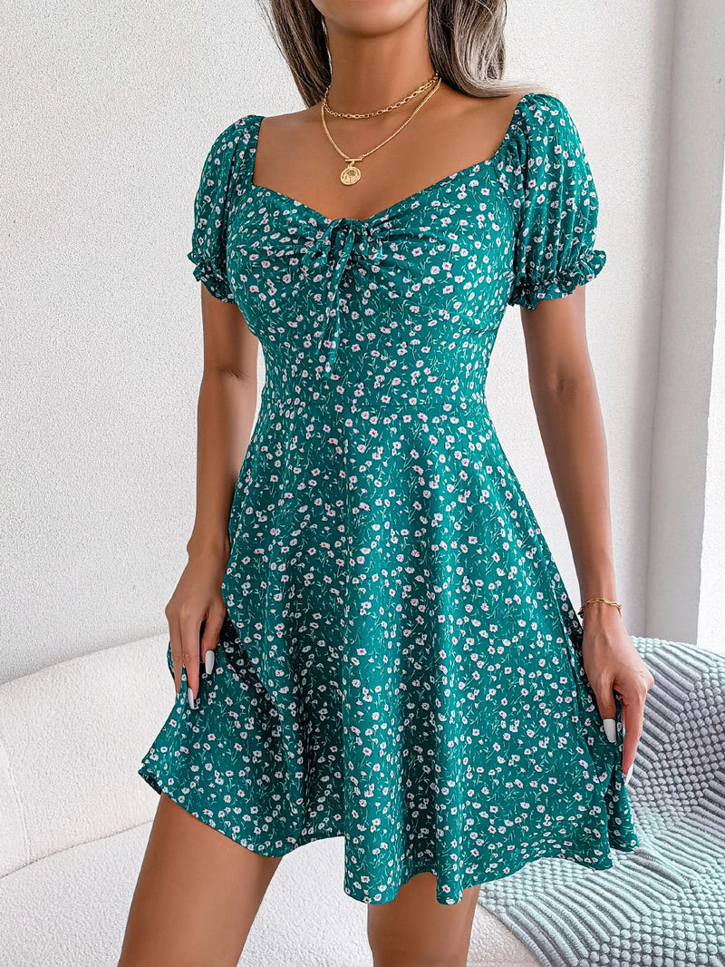 Vestido curto floral com decote em coração e mangas bufantes