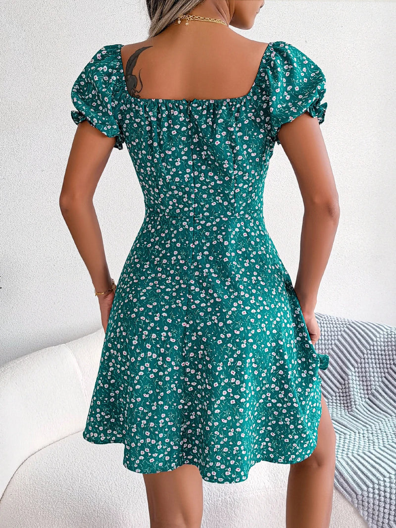 Vestido curto floral com decote em coração e mangas bufantes