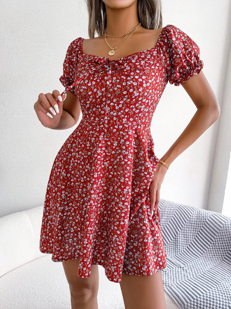 Vestido curto floral com decote em coração e mangas bufantes